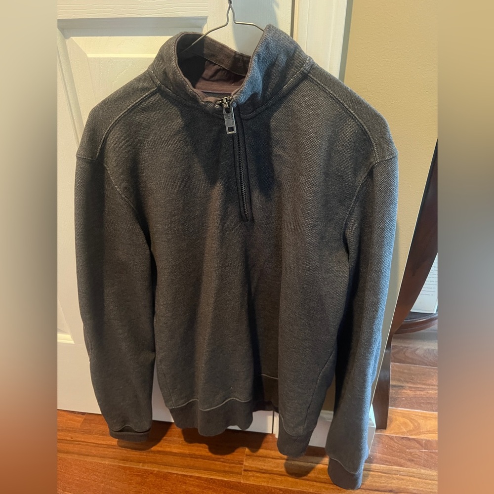 Fossil men’s 1/4 zip pullover size small. Great condition!